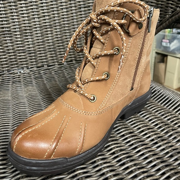 Brand new w/ out tag UGG Hapsburg Duck Boots. Never worn. - Picture 3 of 6